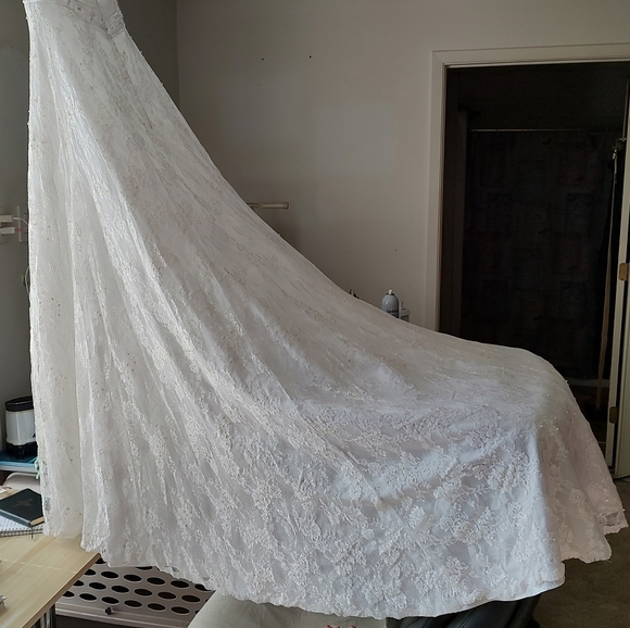 Simple wedding dress - Picture 4 of 8